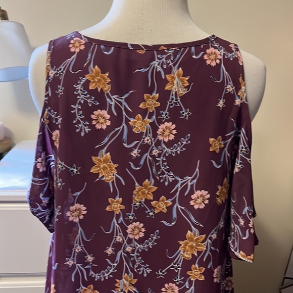 Pink rose brands, floral, print, cold shoulder, top with flowy sleeves - Picture 6 of 11